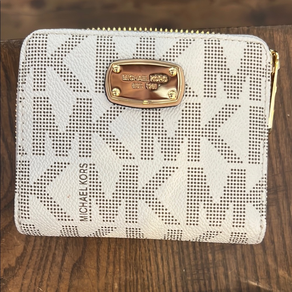 NWOT! Michael Kors Medium Logo Signature Wallet Zip Closure Gold Hardware